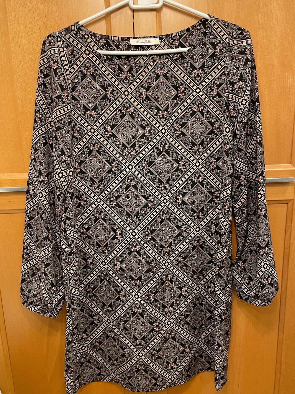 Black & White Geometric Long-Sleeve Women’s Top